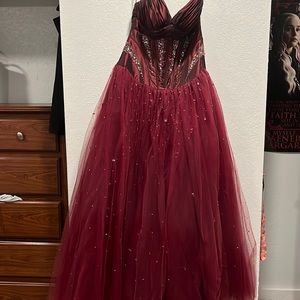 Size 8 dress with corset back comes with a matching vest for your date